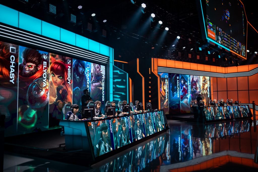 Bruno_ntx's tweet photo. 5/ Ce mécanisme repose sur les prévisions de revenus futurs de l’esport. Le point positif est qu’il contribue à maintenir la croissance. Le côté négatif, c’est que le moindre imprévu pourrait tout faire basculer⚠️

Riot a instauré un Salary Cap pour réduire cette surenchère🏆 https://t.co/85oyy8qOL1