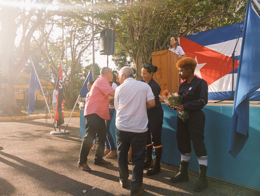 AlfredoVzquezP's tweet photo. Reconocimiento a la digna familia de eléctricos de #LaHabanaDeTodos que junto a otras brigadas de 5 provincias devolvieron a la normalidad en 72 horas las afectaciones a más de 225 000 hogares y colectivos laborales #GenteQueSuma #PorCubaJuntosCreamos @CtcLaHabana @CubaCentral https://t.co/xAqXkam9mo