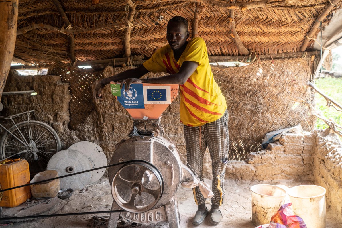 Thanks to @EUinSouthSudan 🇪🇺 WFP supports communities in #SouthSudan with trainings on: ✅how to handle and manage money ✅modern farming & equipment to reduce food loss ✅better skills for artisans Working to improve social cohesion, food systems efficiency & increase incomes.