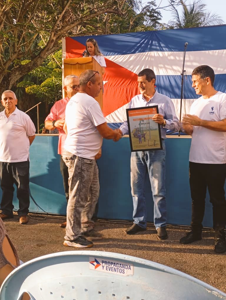AlfredoVzquezP's tweet photo. Reconocimiento a la digna familia de eléctricos de #LaHabanaDeTodos que junto a otras brigadas de 5 provincias devolvieron a la normalidad en 72 horas las afectaciones a más de 225 000 hogares y colectivos laborales #GenteQueSuma #PorCubaJuntosCreamos @CtcLaHabana @CubaCentral https://t.co/xAqXkam9mo