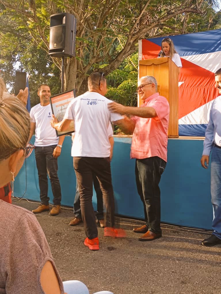 AlfredoVzquezP's tweet photo. Reconocimiento a la digna familia de eléctricos de #LaHabanaDeTodos que junto a otras brigadas de 5 provincias devolvieron a la normalidad en 72 horas las afectaciones a más de 225 000 hogares y colectivos laborales #GenteQueSuma #PorCubaJuntosCreamos @CtcLaHabana @CubaCentral https://t.co/xAqXkam9mo
