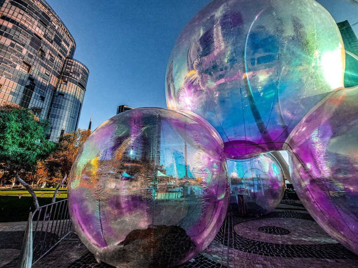 freopics_'s tweet image. A long day in the city called for taking some pics. 
The magical sunset over the city and Matagarup Bridge. Also, the new art installation at Elizabeth Quay 💛🫧

#perthisok #cityofperth 
#sunsetperth #art #elizabethquay #justanotherdayinwa