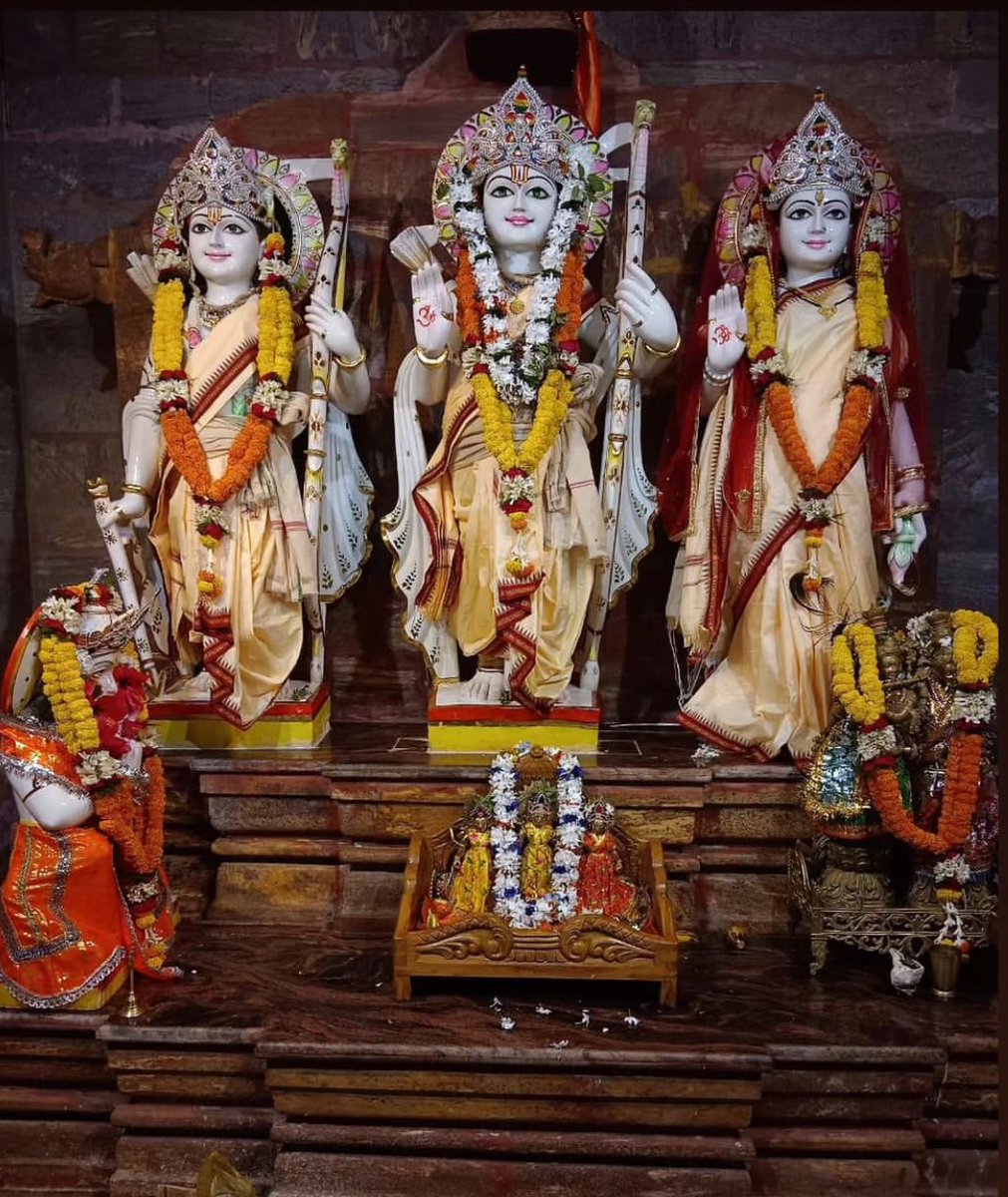 कन्दर्प अगणित अमित छवि नव नील नीरद सुन्दरं । 
पटपीत मानहुँ तडित रुचि शुचि नोमि जनक सुतावरं ॥

Shree Rama, Lakshman & Mata Sita are being worshipped as presiding deities at Shree Rama Temple, at the crest of a hill of Fatehgarh, Nayagarh District, #Odisha. 😍🙏🏽