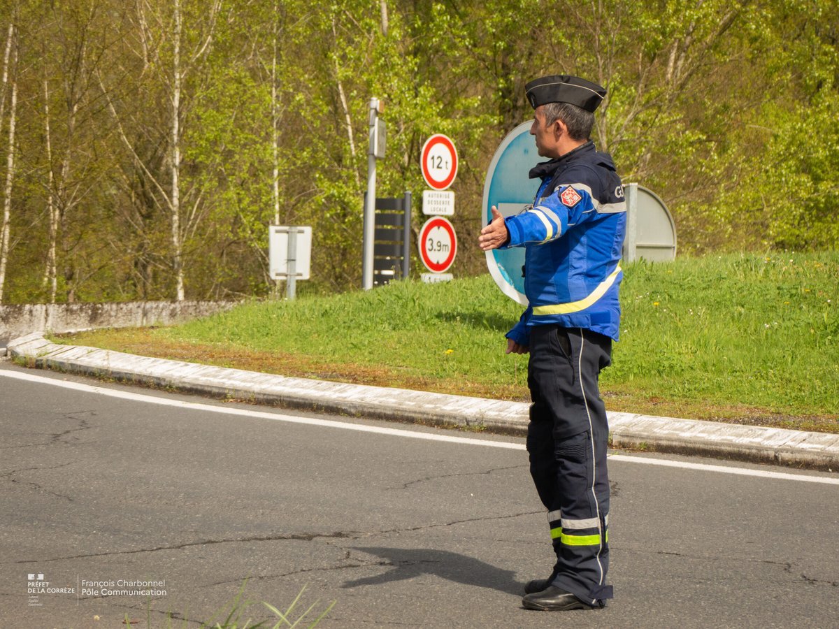Prefet19's tweet photo. #Sécurité | Lutter contre les cambriolages !
C'était l'objectif de l'opération menée ce matin par la gendarmerie de la Corrèze à Donzenac.
Pendant 2h une trentaine de militaires ont patrouillé dans les airs et sur terre.
@PR_Brive https://t.co/P40uJ2v0X5