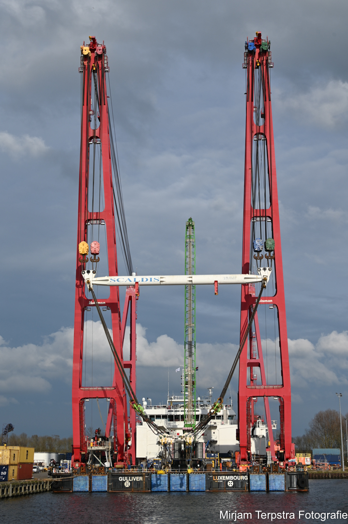 #heavy #lift #crane #vessel #Gulliver seen in #Velsen #Port of #IJmuiden #Noordzeekanaal #Zeehaven #sailing #maritime #shipsinpics #ships #shipspotting #shipphotography #photography #IJmuidenEnzonl #zoutdam #zeesluisijmuiden #scheepvaart #haven #Amsterdam #Rijkswaterstaat