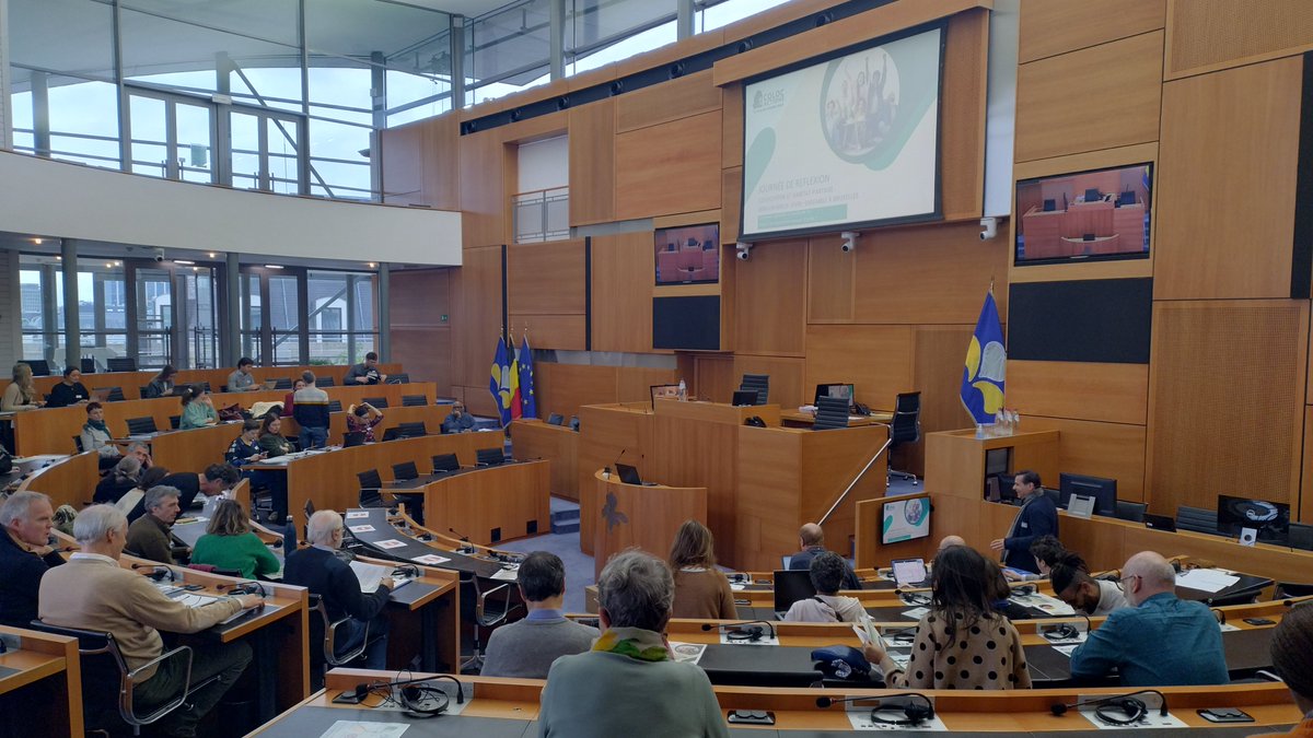 Focusdag over gedeelde flats, gedeelde huisvesting op 03/04 @parlbruparl 🗣️Veerle Stroobants van #Steunpunt #Armoedebestrijding presenteerde de drempels & moeilijkheden die uitkeringsgerechtigden ervaren wanneer ze ‘onder één dak samenwonen’ Meer weten 👉armoedebestrijding.be/burgerschap/