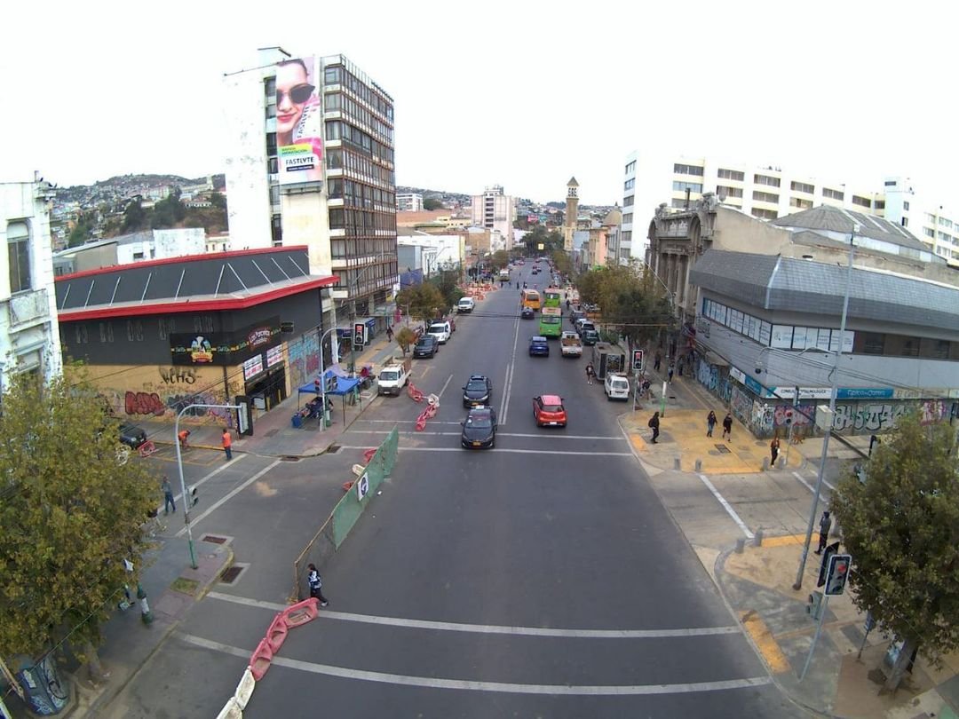 Siguen los operativos mixtos entre @MunicipioValpo y Carabineros de orden del espacio público en Avenida Pedro Montt. Las acciones se han concentrado desde Plaza de la Victoria hasta Parque Italia. En los próximos días se intensificará hacia calle Uruguay.