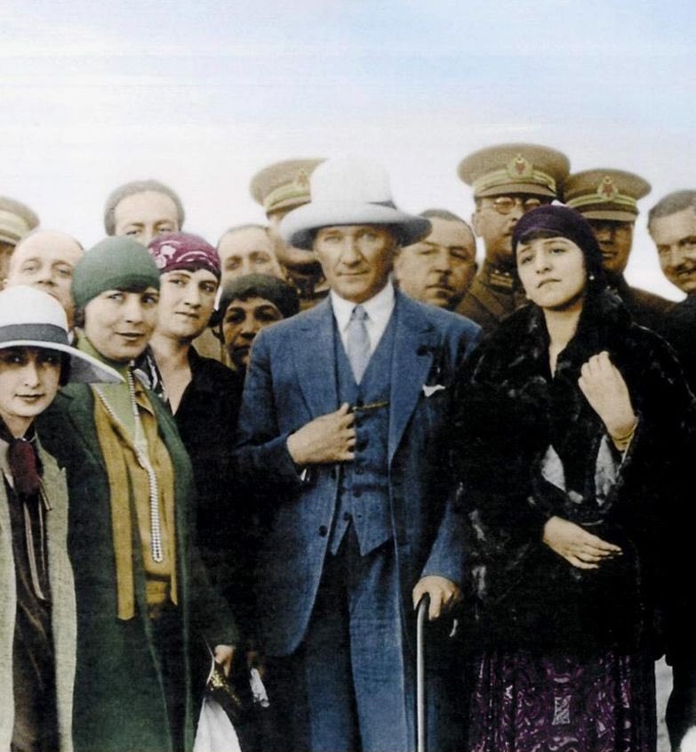 Atatürk ilk kez 94 yıl önce bugün Türk kadınına seçme ve seçilme hakkını teslim etti.