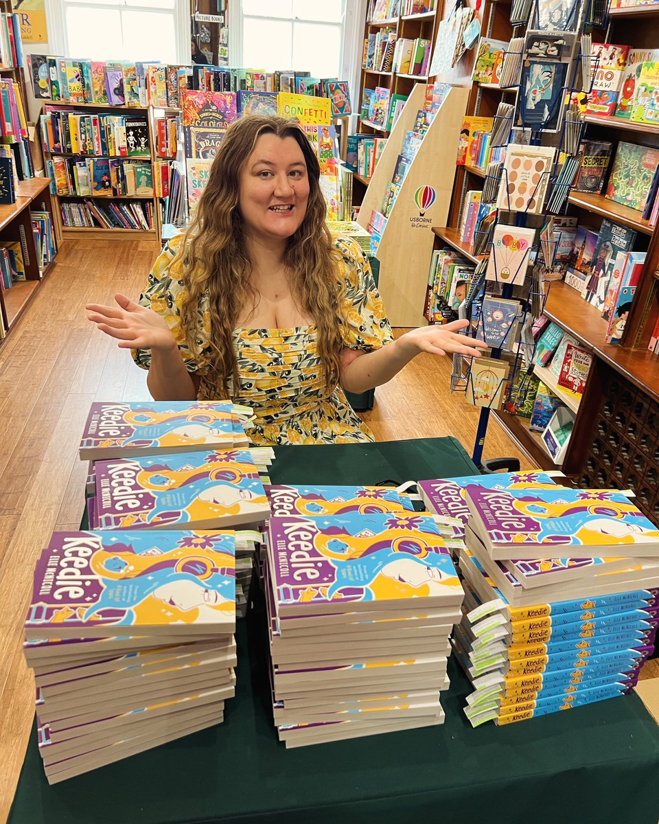 #Keedie is here and @BooksandChokers has signed a billion copies as well a mountain of her backlist! Thanks so much for coming to see us today. Shout out to the most amazing dress too 🍋 @_KnightsOf welbooks.co.uk/shop/p/keedie-…