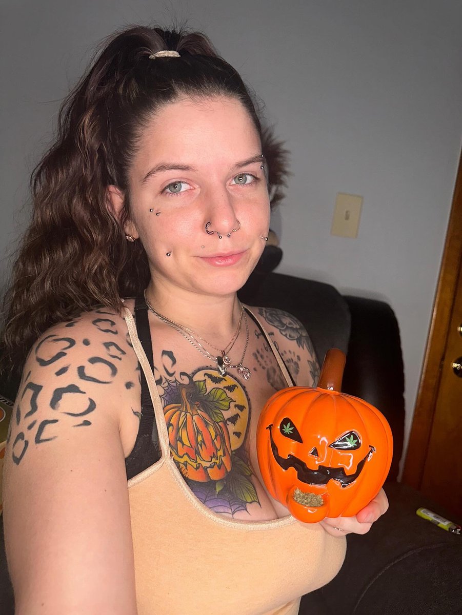 We know it's not #spookyszn but is there ever a bad time for the #RoastandToast pumpkin pipe? stoney_remmy uses hers year round! #stonerfam #smokeweed #weedlovers #cannabis #420friendly