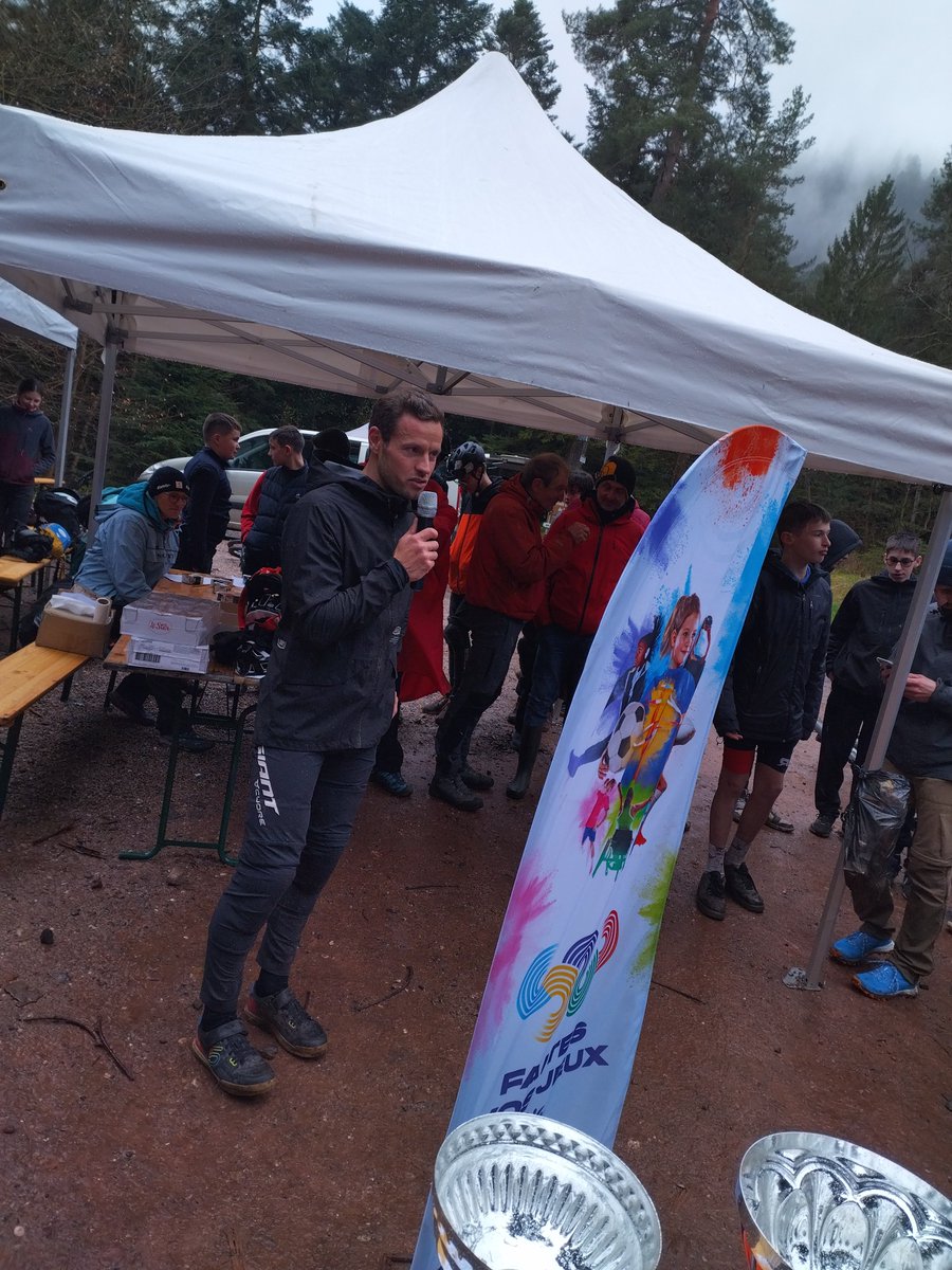 UGSELGrandEst's tweet photo. Le territorial VTT UGSEL Grand Est au coeur de la #SOP2024. Une compétition honorée de la présence de Rémi Thirion, athlète de haut niveau vosgien et pilote professionnel de VTT. @regiongrandest @marechalgui @UGSELnationale @MASSIFDESVOSGES @pepanier @RA_GrandEst https://t.co/BGb8BBt8yh