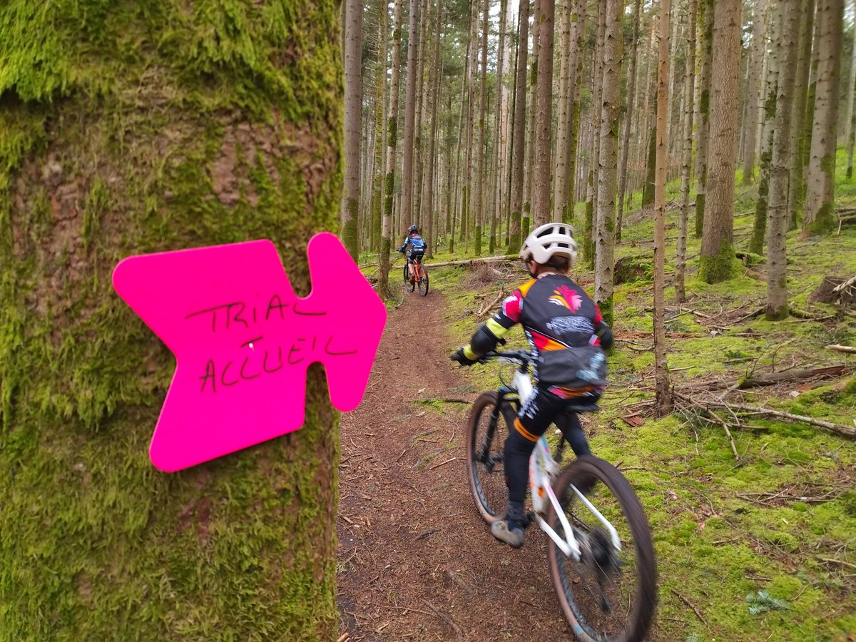 UGSELGrandEst's tweet photo. Le territorial VTT UGSEL Grand Est au coeur de la #SOP2024. Une compétition honorée de la présence de Rémi Thirion, athlète de haut niveau vosgien et pilote professionnel de VTT. @regiongrandest @marechalgui @UGSELnationale @MASSIFDESVOSGES @pepanier @RA_GrandEst https://t.co/BGb8BBt8yh
