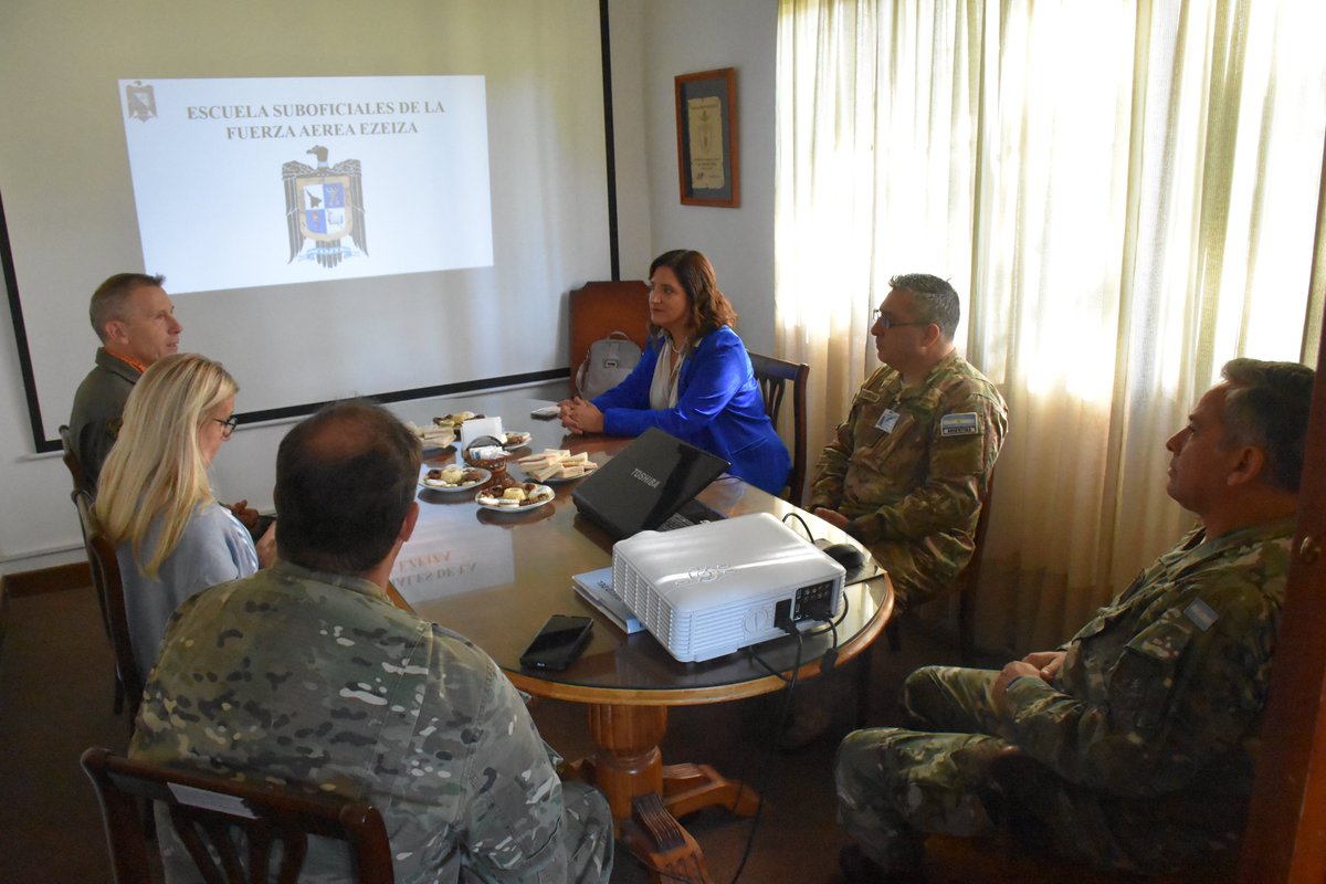 La vicerrectora de la <a href="/UNDEFArgentina/">UNDEF</a>, <a href="/DLettelier/">Dolores Lettelier</a>  visitó la Escuela de Suboficiales de la Fuerza Aérea "Ezeiza". Acompañada por la Lic. Romoli, asesora del @MindefArg, conversaron junto a las autoridades de la Escuela sobre los nuevos desafíos académicos
undef.edu.ar/visita-a-la-es…