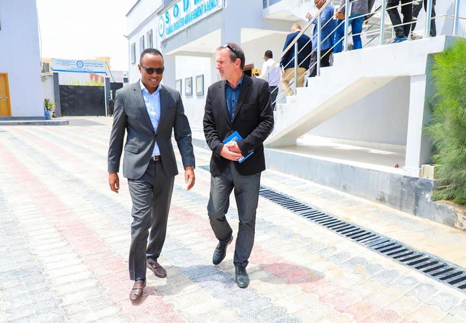 1/3. The Commissioner of #SoDMA, @MahamuudMoallim received officials from @FAOSomalia, led by the Country Director, Mr. @EPeterschmitt at the agency’s Headquarters.