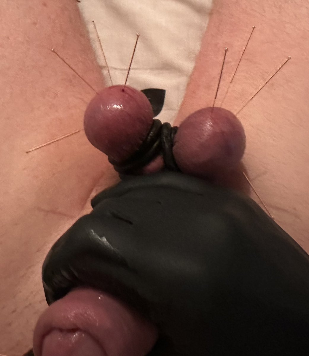 Maitresse_et_tr's tweet photo. Hier soir, truc a eu une mission… je vous laisse deviner laquelle… 😈😈

#needles #cbt #medicalplay #mistress #sadism #bdsm #genitaltorture #needleplay #needlescock #cockneedles #needlesballs #balltorture https://t.co/lNsX8IkF9A
