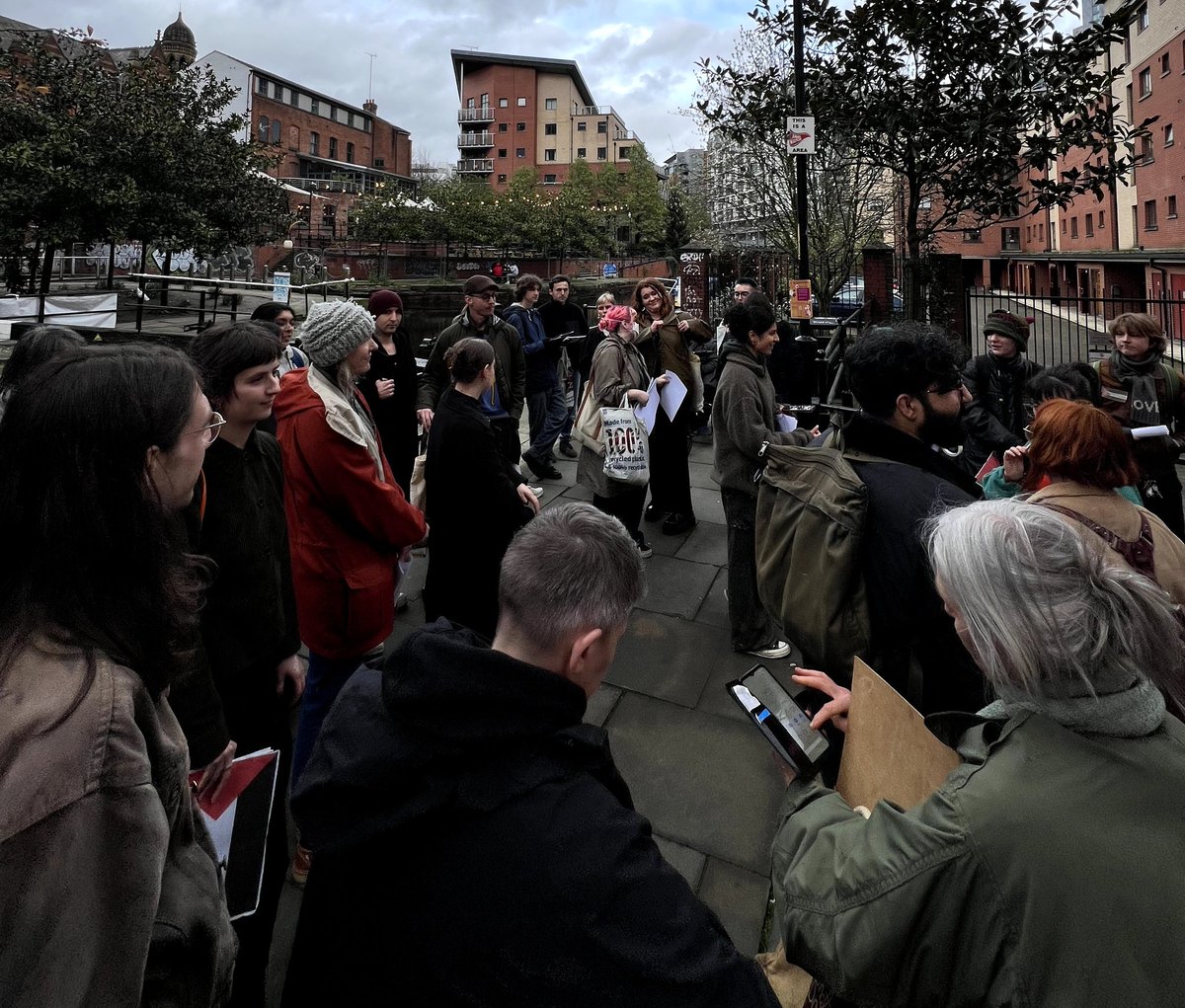 NEW: 100 Manchester artists and their helpers have gathered to remove their works en masse from this year’s @HOME_mcr exhibition in protest at the cancellation of Palestinian event, ‘Voices of Resilience’ Comes after 1000 people protested outside the venue on Saturday.