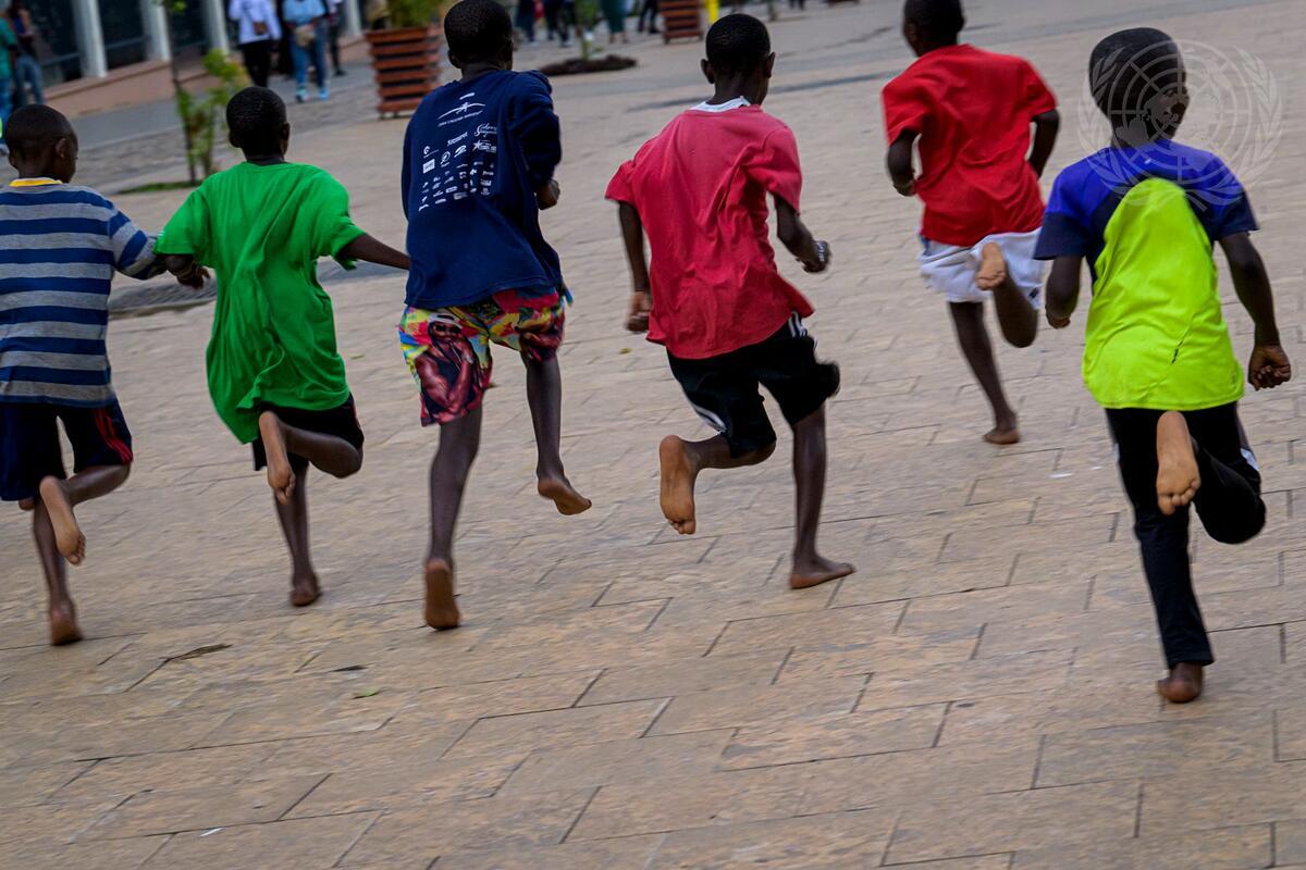 Today is International Day of Reflection on the 1994 Genocide against the Tutsi in #Rwanda Children run at the Imbuga City Walk, a car-free zone in Kigali's central business district. bit.ly/30YearsRwandaU… UN Photo/Manuel Elías