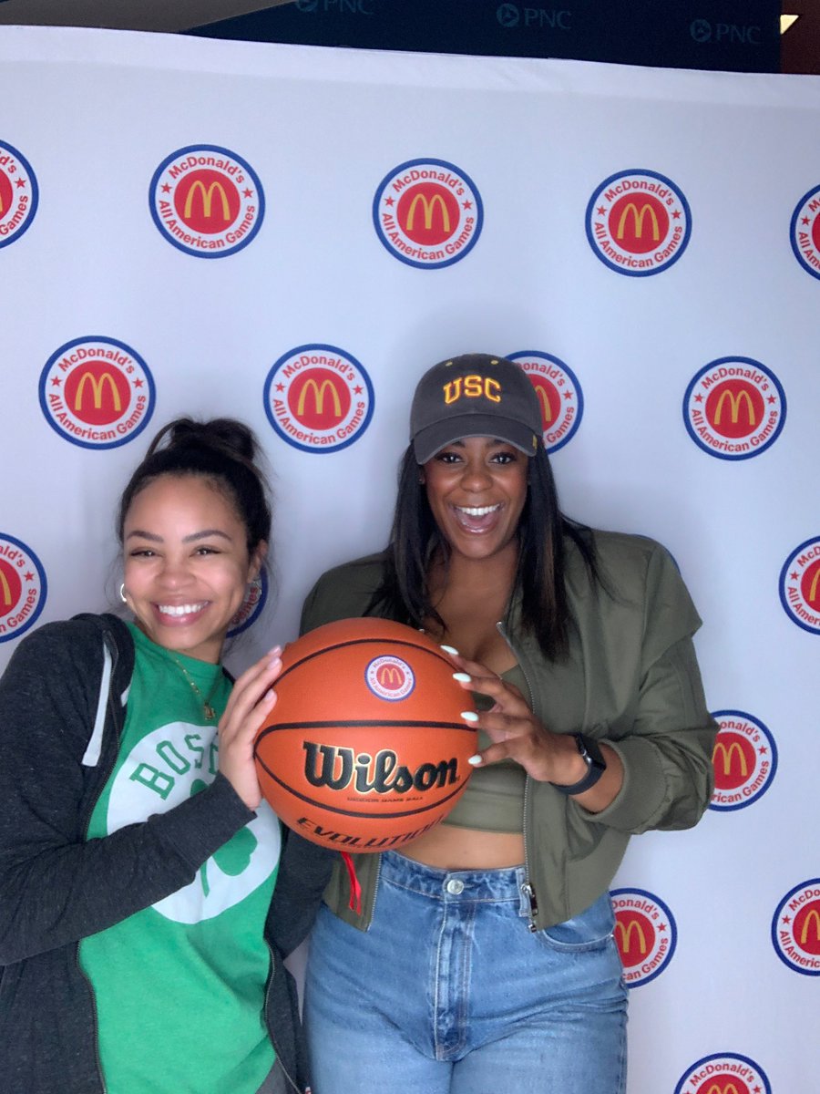 KMS students were invited to attend the National High School McDonald All-American basketball game. Our lucky 7th graders got a chance to meet NBA Hall-of-Famer and Championship winner, Gary Payton. 💜💛 THANK YOU, @IAmStefanieRose ! @shundramosley24 @HISDNorthDiv