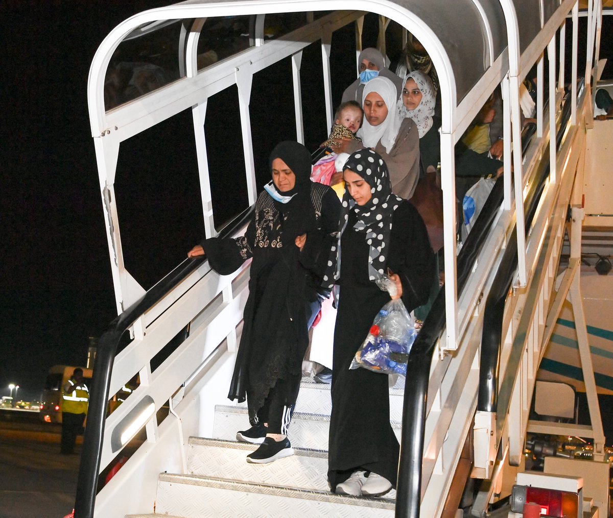 🔴 مصدر مسؤول بوزارة الخارجية: وصول عدد من الجرحى الفلسطينيين المتأثرين بالعمليات الحربية الإسرائيلية على قطاع غزة مساء اليوم إلى سلطنة عُمان لتلقي العلاج. 
وأعربت وزارة الخارجية عن شُكرها للسُلطات المعنية بجمهورية مصر العربية الشقيقة على التسهيلات التي وفّرتها لنقل الجرحى