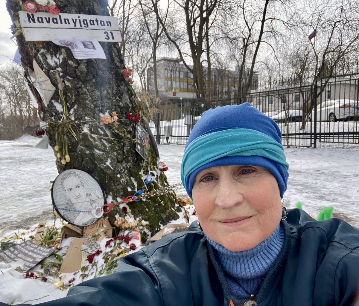 Besöker minnesplatsen för #AlexejNavalny framför 🇷🇺 Ambassaden i Stklm.Under svinkallt vårväder hedrade jag en av vår tids frihetshjältar. Mångas hopp om demokrati i framtid begravdes med honom i Moskva. Men en dag kommer ett annorlunda #Ryssland att hedra honom för hans insats.