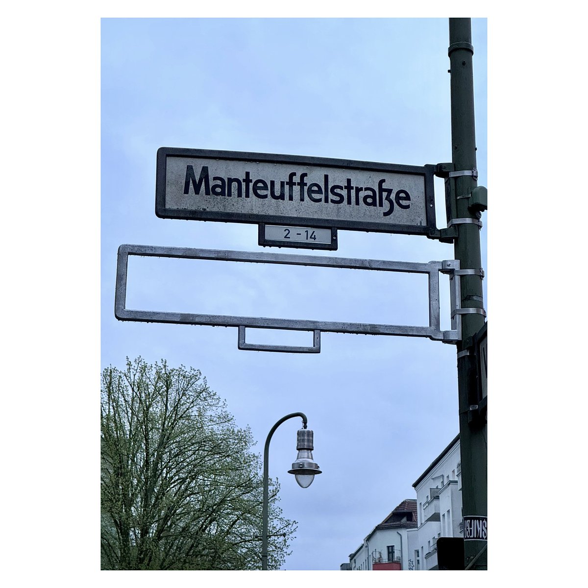 Klaxon! After months of living with a new street name without residents of Manteuffelstr. being aware of it as they - alas! - do not read the official announcements in the Amtsblatt, things seem to be moving fast now: new mounts have been installed!