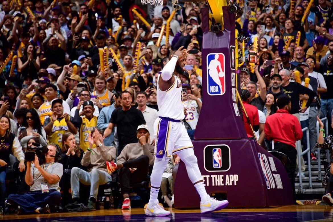 A thread of some of LeBron’s best performances from the 2022-23 season. 👑
