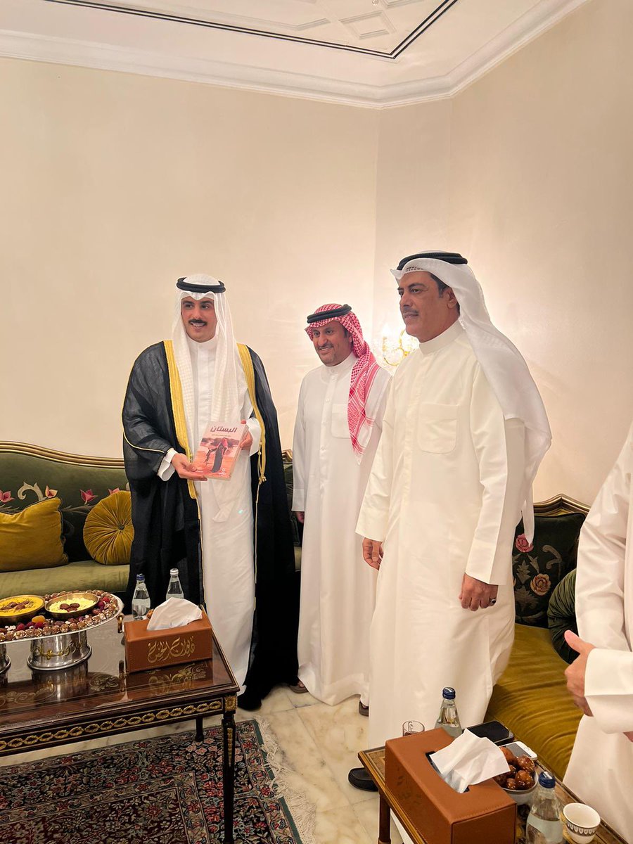 تشرفنا الليلة بزيارة الشيخ / طلال مشعل الأحمد الصباح - حفظه الله

الصورة / أنا وشقيقي فهد أثناء إهداءه نسخة من الديوان الشعري للوالد ( رحمه الله )