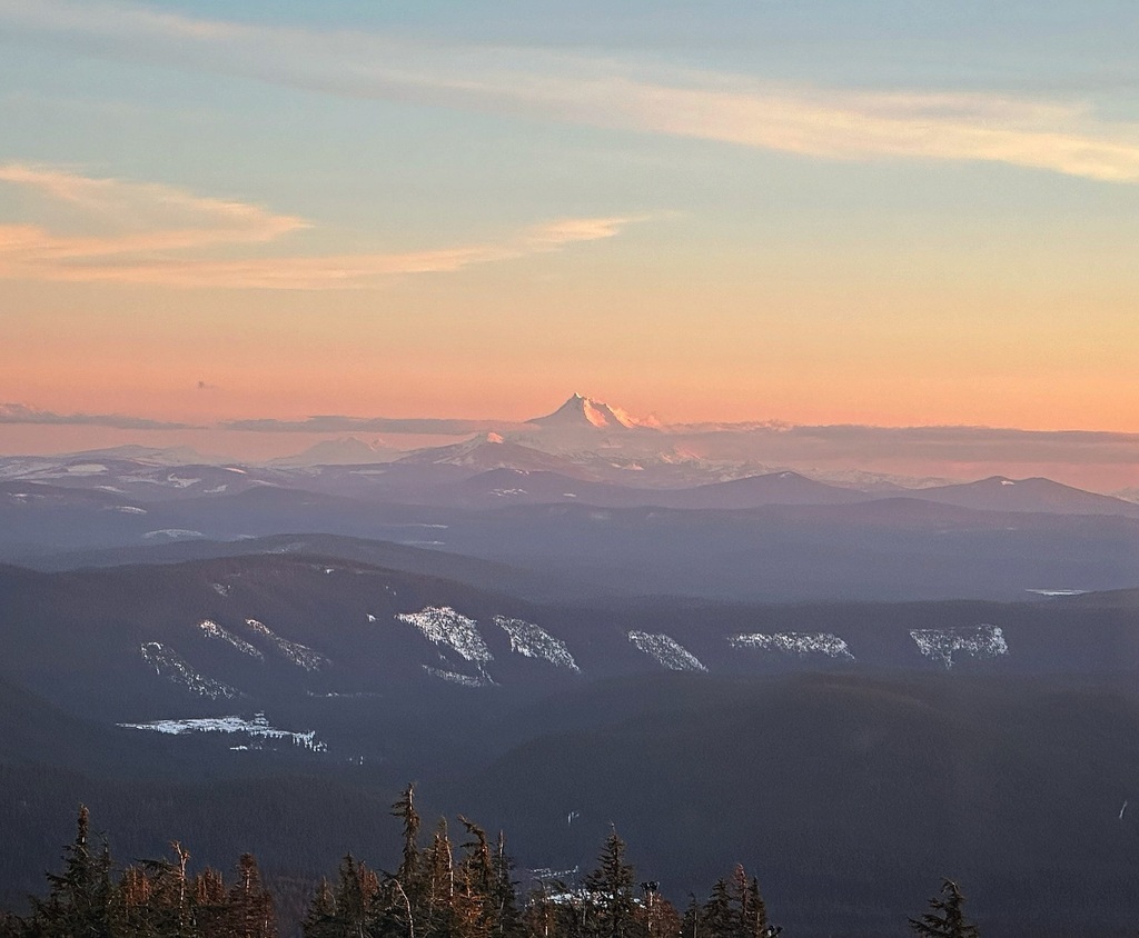 #Wyeast (#MtHood) gets a lot of attention, but did you know that the 2nd tallest mountain in #Oregon is #MtJefferson at 10,502 feet? Native Americans referred to it as Seekseekqua (pictured). #TheMoreYouKnow #pnwonderland #exploregon #alpenglow #mounta… instagr.am/p/C5T6Kehvu-n/