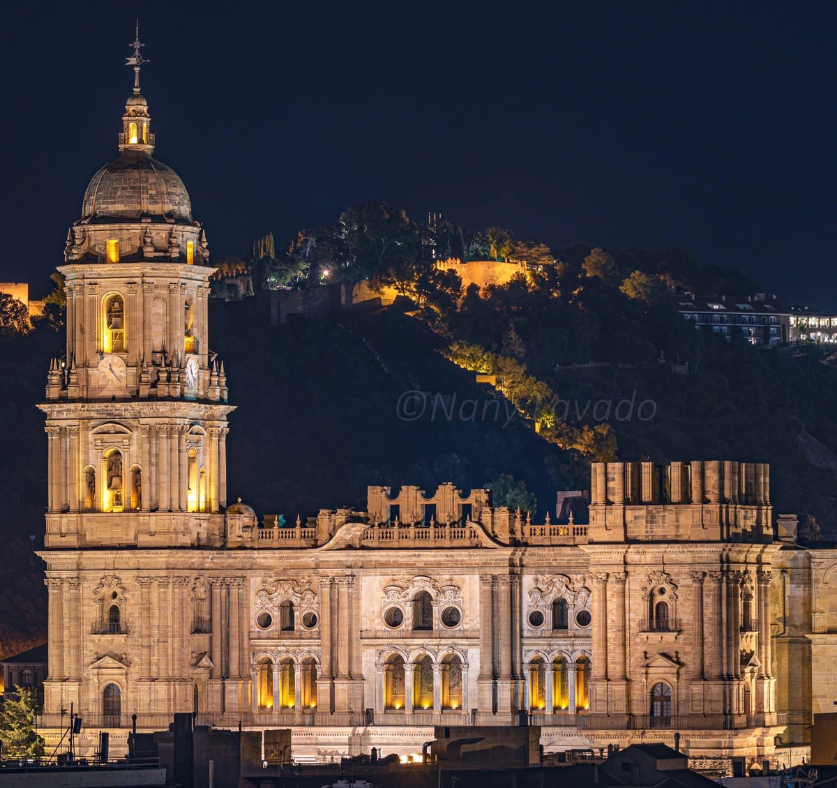 ¡¡ #Buenasnoches ✨ desde #Málaga 💜💚 !! 
Foto @nanyfotografia 
#malagaconacento #vivirenmlg #photography #followme