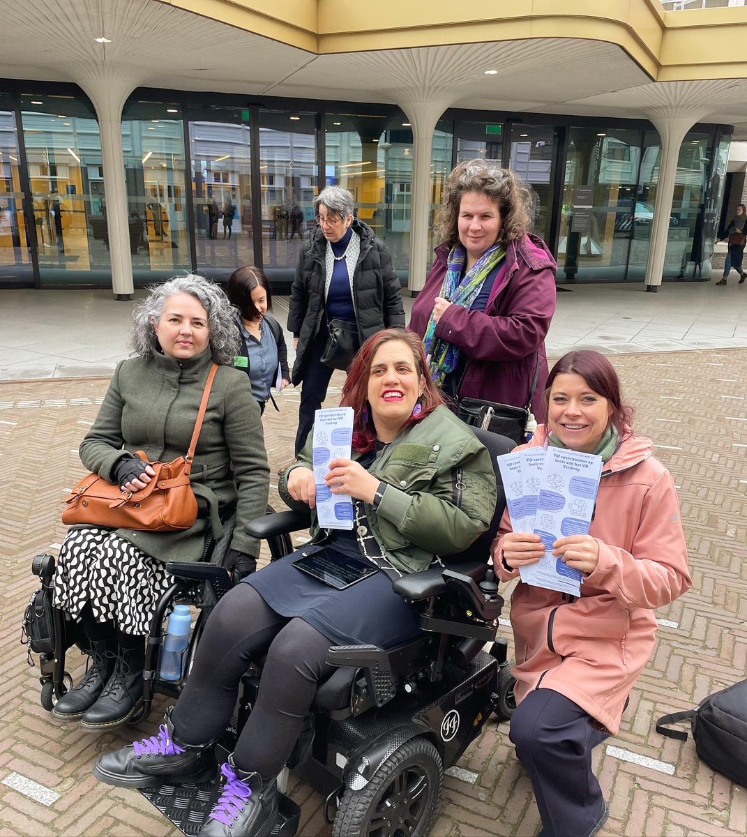 Wat een volhouders! Die keer op keer hun gezicht laten zien en Kamerleden wijzen op hun rechten.

Want mensen met een beperking moeten iedere dag weer strijden om gewoon mee te kunnen doen. Steun hen ook en volg <a href="/DatZijnOokWij/">DeMaatschappijDatZijnOokWij</a> 🙌🏽

#DeMaatschappijDatZijnOokWij
<a href="/maxiaadvermogen/">Max Laadvermogen</a>