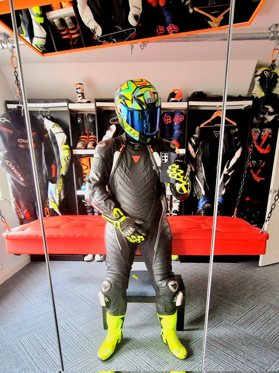 Black and yellow is a good combination I think? What do you reckon??