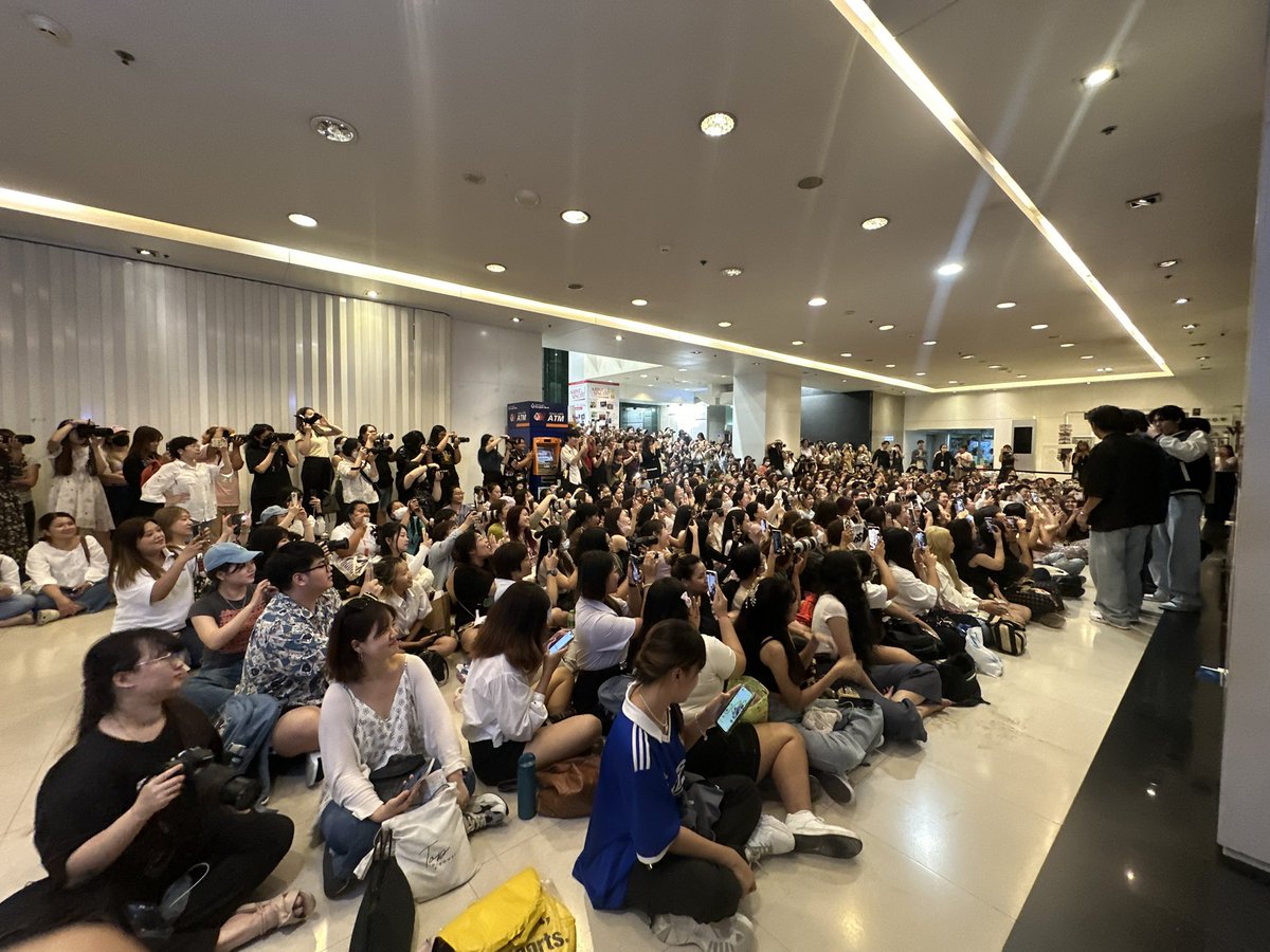 WeAreSeriesTH's tweet photo. ขอบคุณแฟนๆ ทุกคนที่มาหาน้องๆ ทั้ง 8 คน ‘ปอนด์ ภูวิน วินนี่ สตางค์ อู๋ บูม มาร์ค ปูน’ ในวันนี้ เดินทางกลับบ้านกันอย่างปลอดภัยนะคะ 🧡

อยู่พร้อมหน้ากันในตอนแรกแล้ว #WeAreSeriesEP1 ก็อยากให้อยู่ด้วยกันยาวๆ ไปจนถึง EP.16 เลยน้าาา 🫶🏻✨ https://t.co/tLFODaWCs9