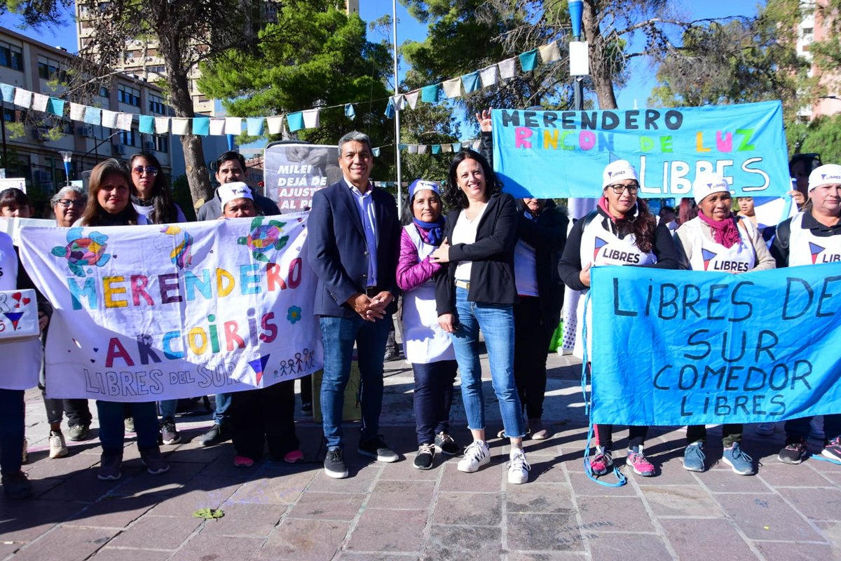 jesusescobarnqn's tweet photo. ❌Basta de ajustar al pueblo!

En todo el país y en Neuquén Libres del Sur ha iniciado una campaña de recolección de firmas para exigirle al gobierno nacional, a Milei puntualmente, que se congelen los alimentos de la canasta básica y que se retrotraigan los precios de las tarifas de los servicios públicos.

Queremos visibilizar la tremenda situación que se vive no sólo en los barrios más humildes, sino también en las clases medias, porque le están metiendo la mano en el bolsillo a los trabajadores. Vamos a tener tarifas de gas entre 50.000 y 100.000 pesos, y serán todavía más caras en el invierno. Es un reclamo a todos los funcionarios, intendentes, gobernadores, diputados y senadores hay que decir basta a este ajuste brutal.