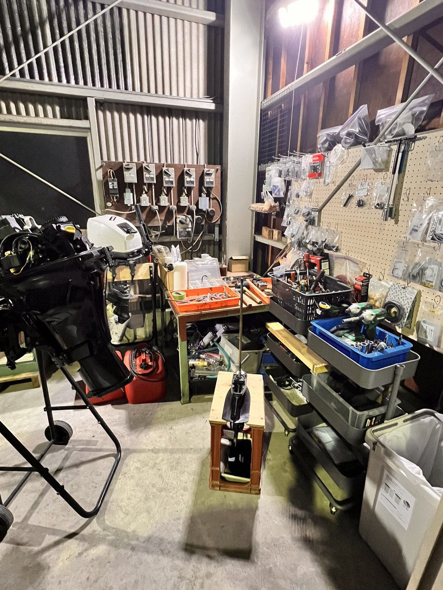 Itouguu1227's tweet photo. 【キッチンペーパー立て】
どこのうちにも転がっている「シートマウント」に挿すのがオススメ。適度な重量があってどこでも移動可能。

で、今日はトーハツ18馬力のメンテを実施。 船外機メンテコーナーのレイアウト変更&amp;道具の改善をしながらで、使い勝手も良くなってきました。 
残り5台 頑張る。 https://t.co/fzslbwZAyp