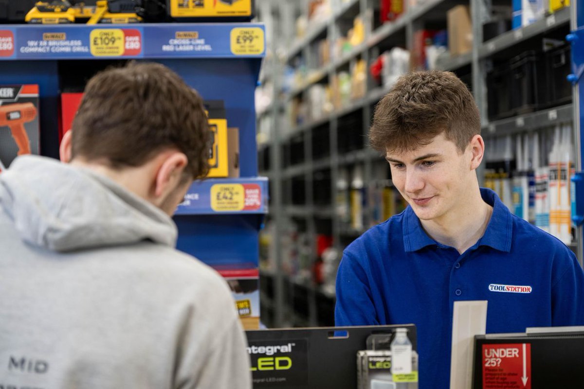 Apprenticeships are fundamental to unlocking sustainable growth 🔑 Meet Sam, a great example of what our apprentices achieve! Sam's story was featured in the @DailyMirror on his journey to @ToolstationUK Store Manager after an apprenticeship Read more ➡️ bit.ly/3PDdx07