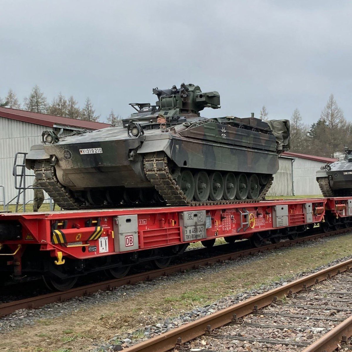 anno1540's tweet photo. ⚠️ WW3 INFO – 🇩🇪⚔️🇵🇱 #German military deployment at railway station in #Utzedel spotted on the border with #Poland, where fuel depots are located
@WW3Info https://t.co/txcD3ujKfq