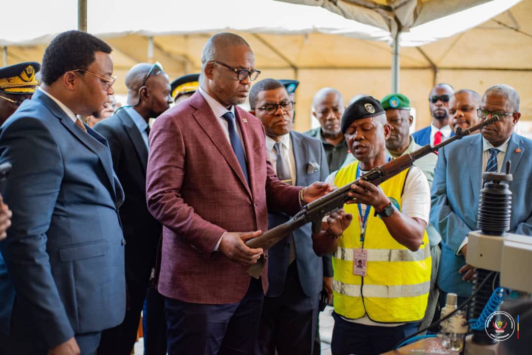 CynthiaWina5's tweet photo. Le contrôle des armes à feu est essentiel pour combattre l'insécurité.  Les conditions d'obtention des permis de port d'armes en RDC ont été renforcées grâce à la note circulaire N•CAB/VPM/MININTERSECAC/PKK/034/2023. Une action proactive pour s'attaquer à la cause du problème. https://t.co/62zKzOyryd
