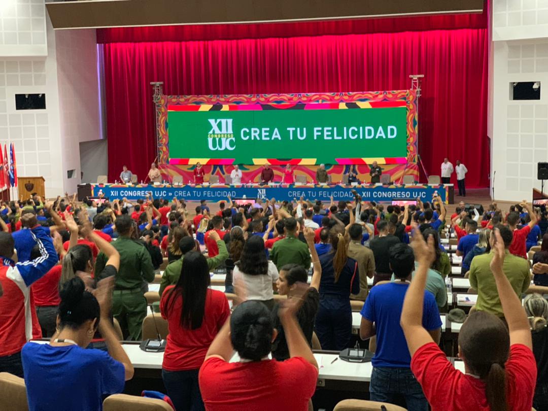 Lugo de dar lectura al informe central, @AylinAlvarezG, primera secretaria del Comité Nacional de la Unión de Jóvenes Comunistas, quedó oficialmente inaugurado el #12CongresoUJC. #CreaTuFelicidad