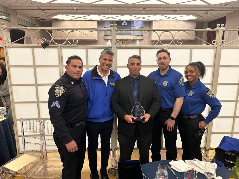 We value our partnership with @ShomrimCH who work hand in hand with the officers of @NYPD71Pct Their dedication, bravery, and service help to make Crown Heights a safer community! Thank you 🤝