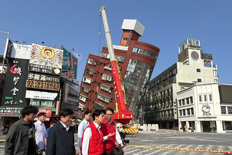 ConveyorDaily's tweet photo. TSMC halts production following the earthquake in Taiwan. 🚫🇹🇼

Initial checks showed no damage to their facilities, but the full impact of the quake is still being evaluated.

Taiwan accounts for ~90% of high-end chips, highlighting risks of a concentrated chip supply chain. https://t.co/EL4lzBPofE