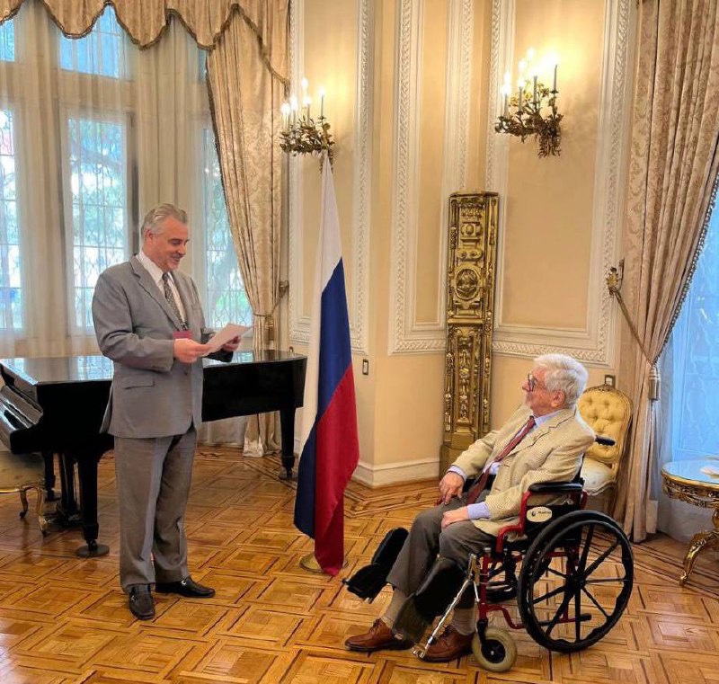 Mexican director Sergio Olkhovich became a Russian citizen. 'Russia is always glad to those who choose our country for themselves, for their creativity', said the Russian Ambassador to Mexico Nikolai Sofinsky. More: rs.gov.ru/en/news/mexica… #Russia #Mexico