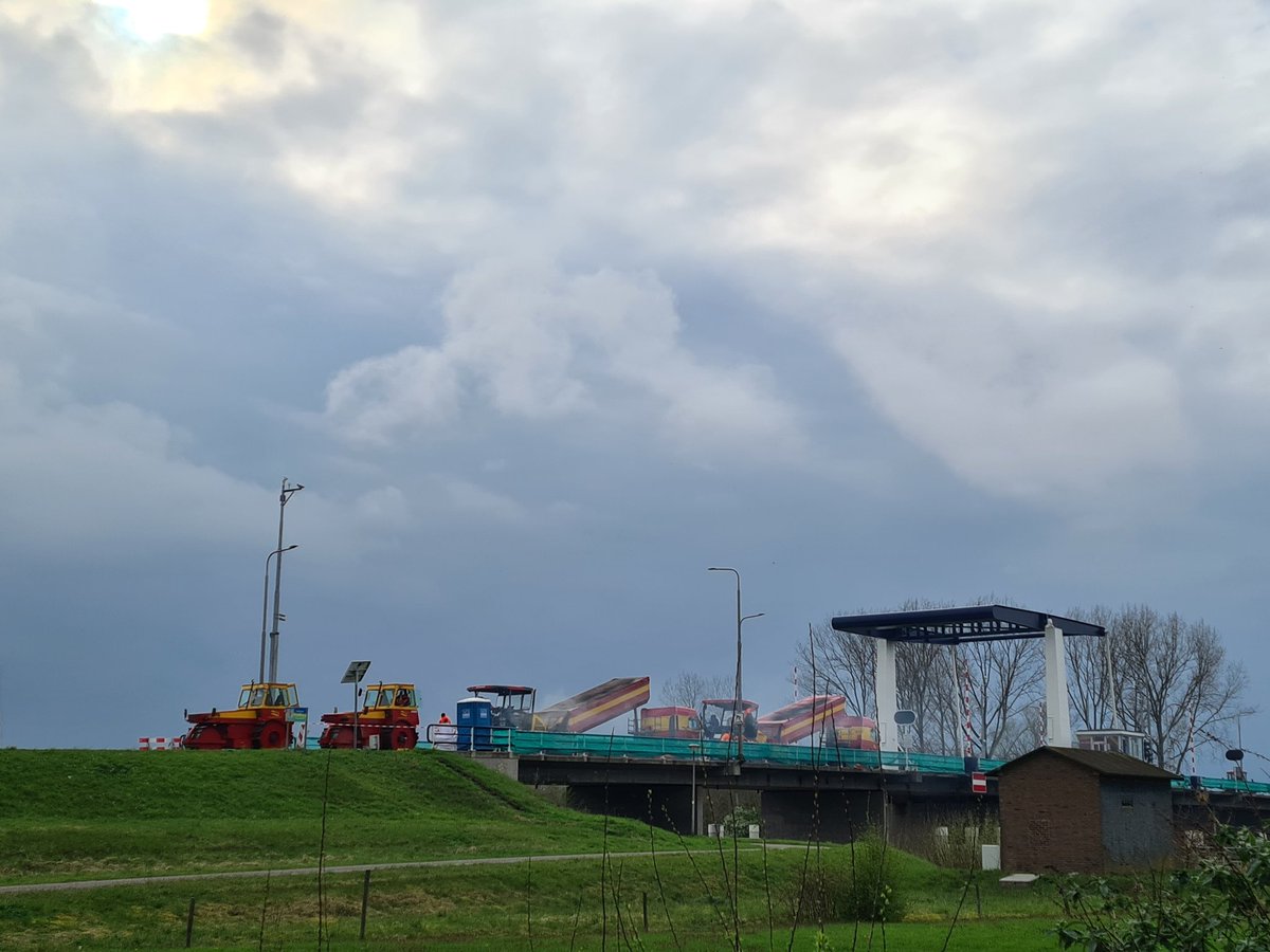Blij dat met man en macht gewerkt wordt om de brug weer zo snel mogelijk gebruiksklaar te krijgen. Een ritje Urk is nu, incl. vertraging op de N50, minimaal een uur ... Was nog geen 35 minuten ....