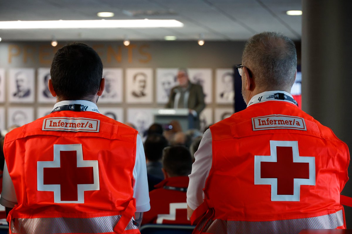 LALIGA y <a href="/CruzRojaEsp/">Cruz Roja Española</a> organizan el I Congreso de Emergencias en estadios de fútbol 🏟️🦺

🧑‍🏫Los directores de Seguridad de los 42 clubes reciben formación en prevención y gestión de crisis para afrontar las posibles situaciones de emergencia que pueden suceder en los partidos. ⚽