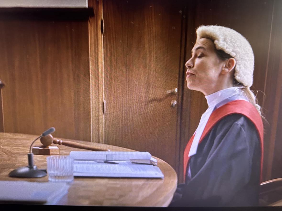 nicsmall's tweet photo. One of two or three courtroom scenes from the ITV drama Professor T, set in Cambridge.  Judges in England don't use gavels and never have done. @igavels https://t.co/lhwvQi425C