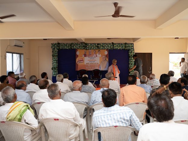 HarshadGiriBJP's tweet photo. ભારતીય જનતા પાર્ટી અમદાવાદ જિલ્લા ની લોકસભા ચૂંટણી ૨૦૨૪ અંતગર્ત માનનીય મુખ્યમંત્રી શ્રી @Bhupendrapbjp ના અધ્યક્ષ સ્થાને સામાજિક આગેવાનો સાથે સંવાદ  બેઠક દસક્રોઇ તાલુકા ના પ્રેરણા પીઠ ધામ ખાતે મળી. https://t.co/KIj53DsF7N