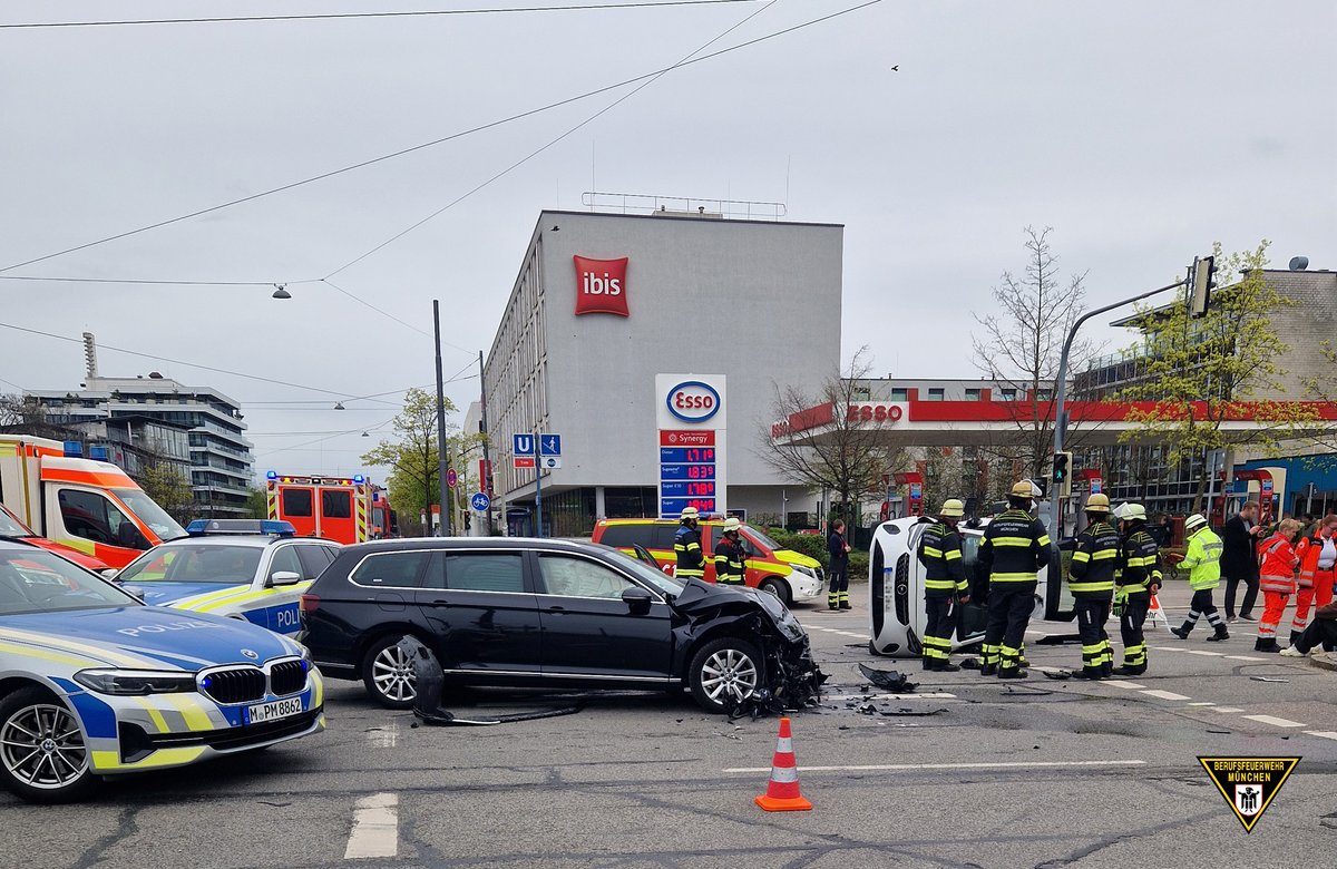 Im Kreuzungsbereich der #Westendstraße mit der Tübinger Straße kam es zu einem #Zusammenstoß zwischen zwei Pkw. Ein Fahrzeug wurde durch die Wucht des Aufpralls auf die Seite gekippt. Vier Personen wurden leicht verletzt. Zum Bericht: presseportal.de/blaulicht/pm/1… #WirFürMünchen