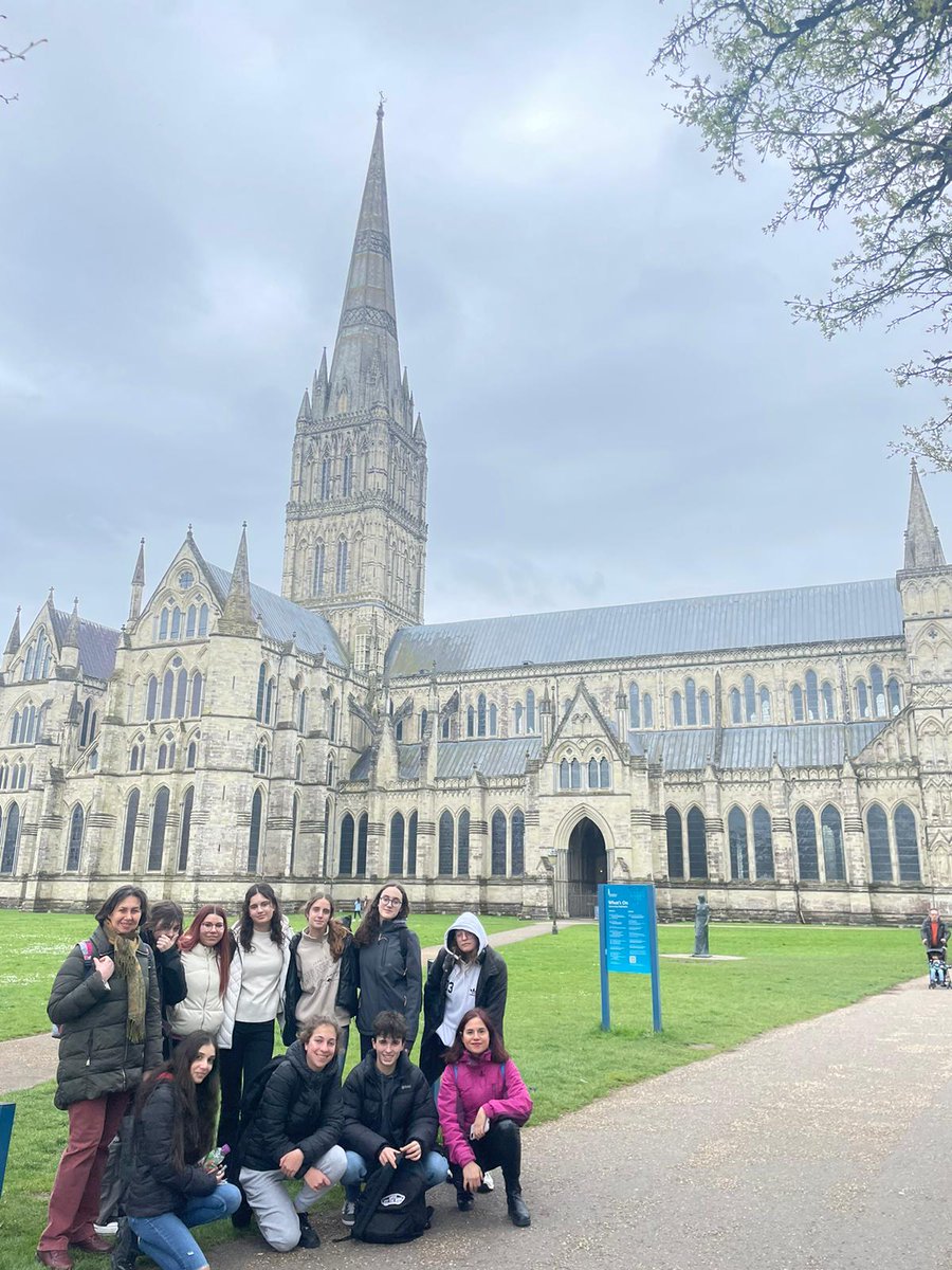 Alumnos de 3° ESO realizando una inmersión lingüística en Salisbury acompañados de dos profesoras de inglés