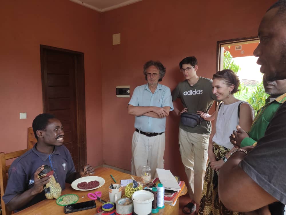 Notre centre Eau Claire de #Bangangté attire des visiteurs. Djibril, responsable du centre a eu le plaisir de faire visiter les lieux à une délégation allemande accueillie au #Cameroun par la @CommunedeBangan. Merci à @EricNiat d’avoir rendu possible cette rencontre !