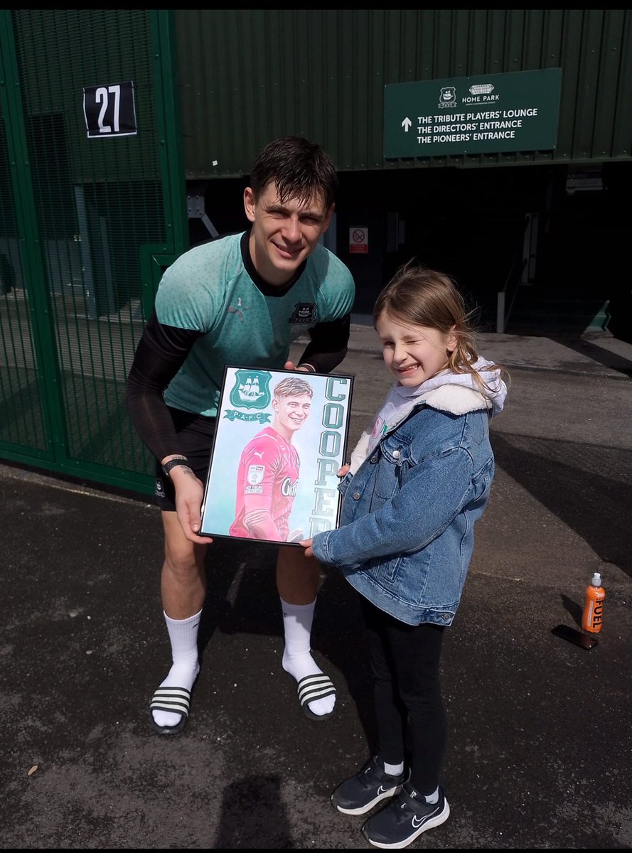 After getting a signed shirt from @Mike_coooper for her video Q&A she really wanted to give something back. Absolute top bloke and one very happy girl finally meeting her favourite player 💚 @Argyle @ArgyleEvergreen #PAFC #Argyle