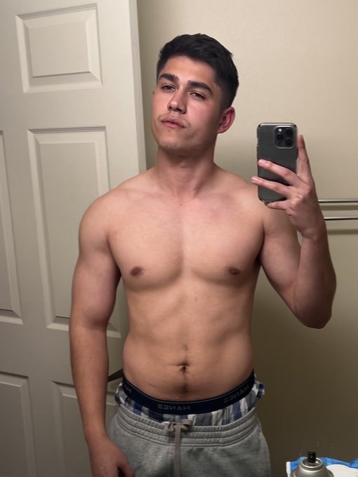 Post gym pics 🙂 https://t.co/uNzSyF2cR4